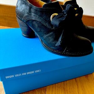 Amazing John Fluevog shoes. Worn once, black